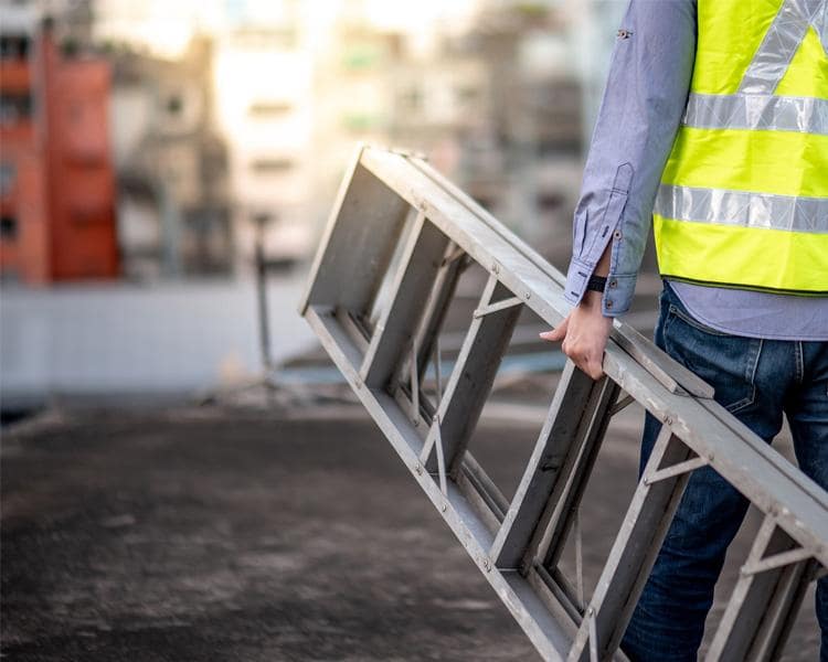 Échelle Featherlite installée dans un environnement intérieur lumineux, mettant en valeur sa durabilité et son design de qualité.