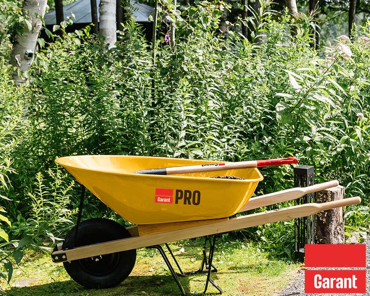 Travailleur de construction utilisant des outils Garant sur chantier, démontrant la fiabilité et la performance des produits.