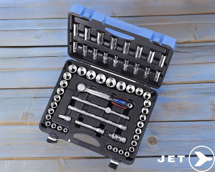 Ensemble de douilles et de cliquets JET Tools ouvert sur une surface en bois, illustrant la variété d'outils disponibles dans un coffret robuste.