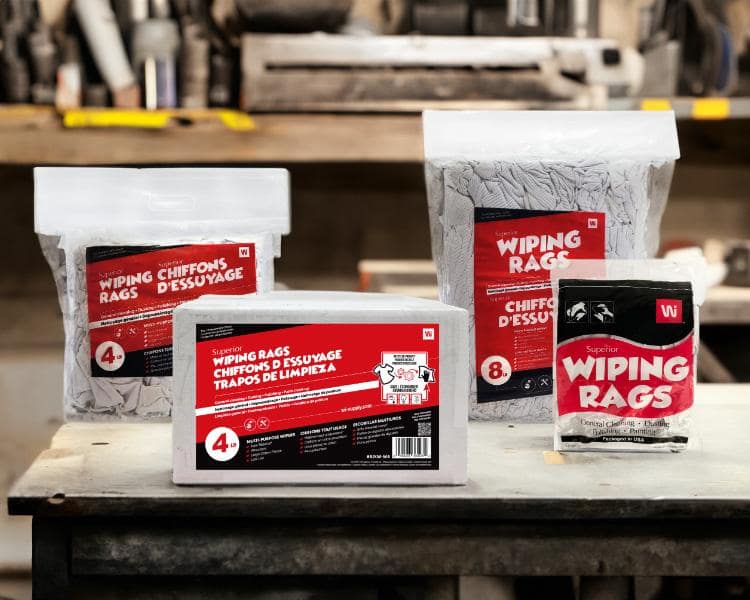 Chiffons de magasin RAGS utilisés par des ouvriers pour nettoyer des outils et surfaces sur un chantier de construction.