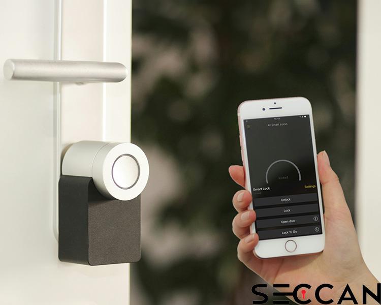 Contrôle d'un verrou intelligent Seccan via une application mobile sur smartphone, verrouillant une porte métallique.