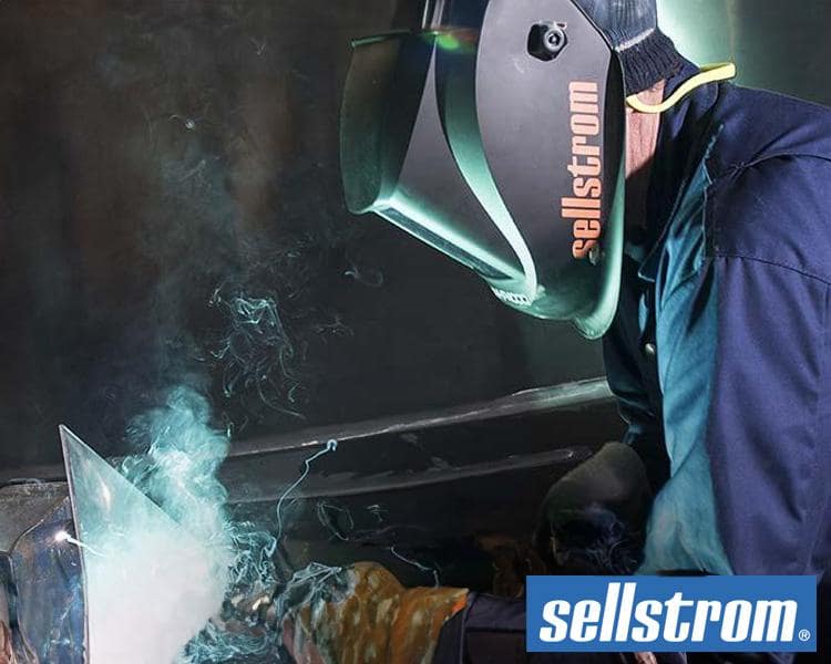 Soudeur portant des équipements de protection individuelle (EPI) Sellstrom, assurant une protection maximale contre les risques de soudure.