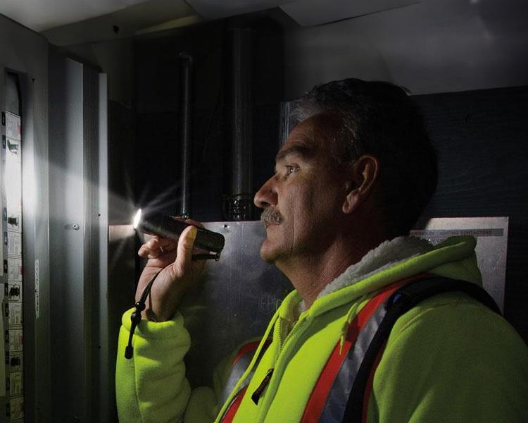 Lampe de poche Startech robuste pour une utilisation industrielle, idéale pour un éclairage portable et fiable sur les chantiers.