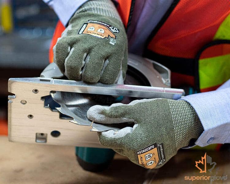 Gros plan sur des gants de protection anti-coupure Superior Glove, offrant une protection maximale contre les coupures et l'usure dans des environnements industriels.