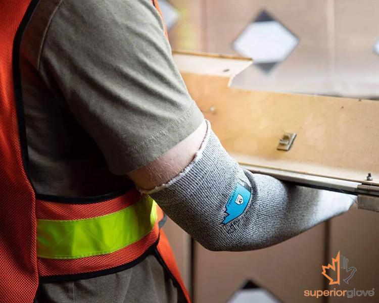 Gants de protection anti-impact Superior Glove posés sur une table de travail, conçus pour protéger contre les impacts et offrir une durabilité exceptionnelle dans des applications industrielles.