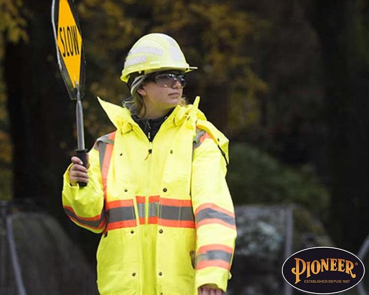 Vêtements de sécurité Pioneer offrant une protection optimale pour les travailleurs dans des environnements industriels et de construction.